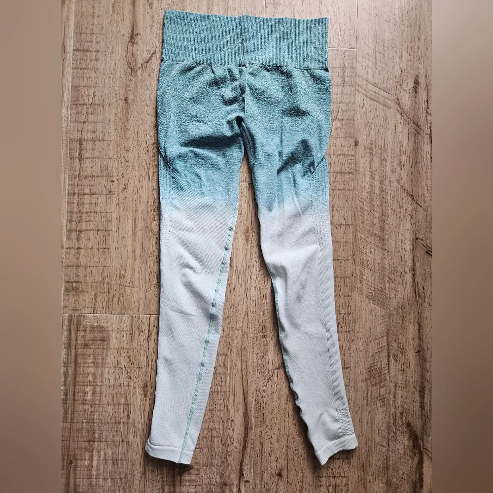 Blue/White Ombre Workout Set - Picture 2 of 6